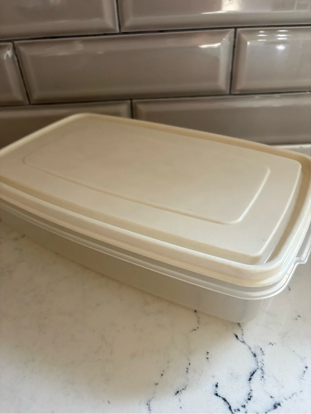 Rubbermaid Servin Saver #6 7 Cup Container Almond Lid Rectangle vintage